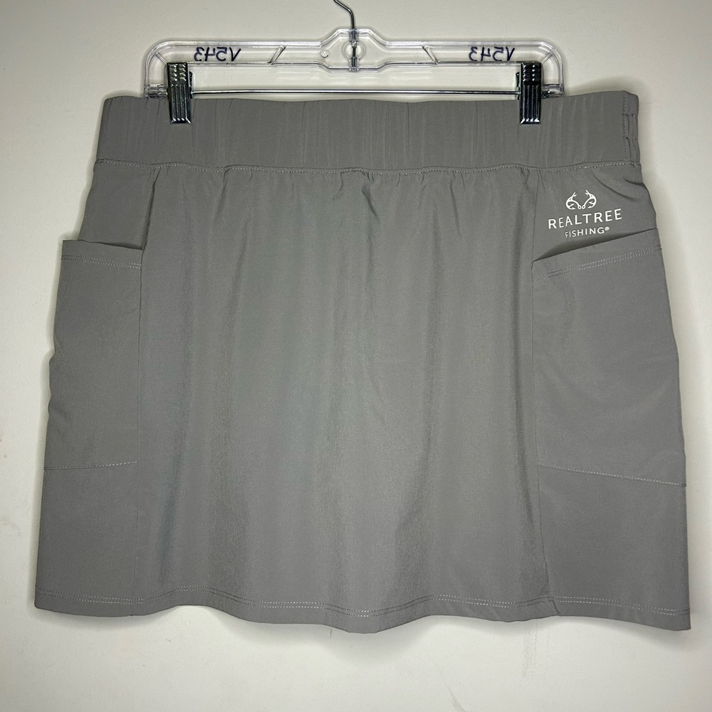 Ladies gray Realtree fishing skort with pockets XXL. SKU A39